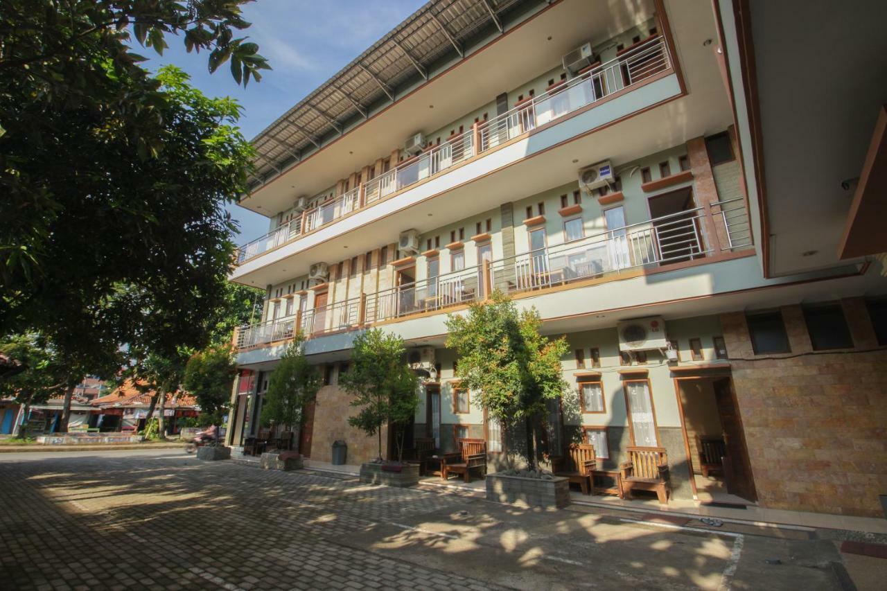 Oyo 820 Abad Baru Hotel Пангандаран Екстериор снимка